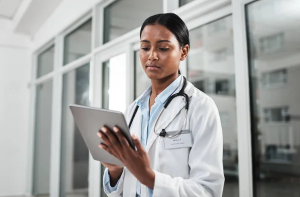 의학의 발전은 항상 일어나고 있습니다. 병원에서 디지탈 태블릿을 사용하는 젊은 의사를 찍은 사진. — 스톡 사진