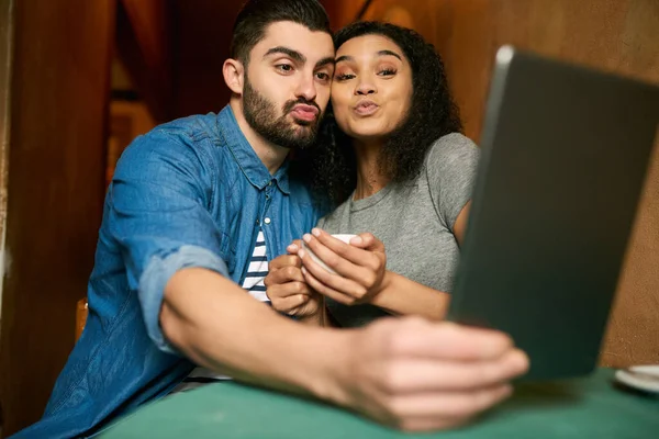 Začíná být víc jako já, zábavný. Vystřižený záběr mladého páru s selfie v kavárně. — Stock fotografie