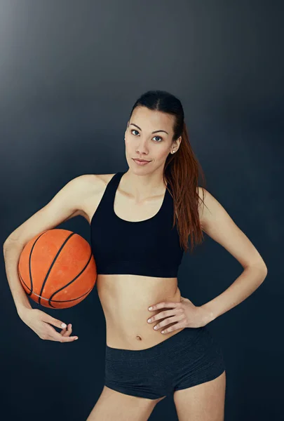 Tenho jogo. Retrato de estúdio de uma jovem atraente segurando uma bola de basquete. — Fotografia de Stock