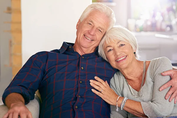 Deux cœurs, un amour. Portrait d'un heureux couple de personnes âgées à la maison. — Photo