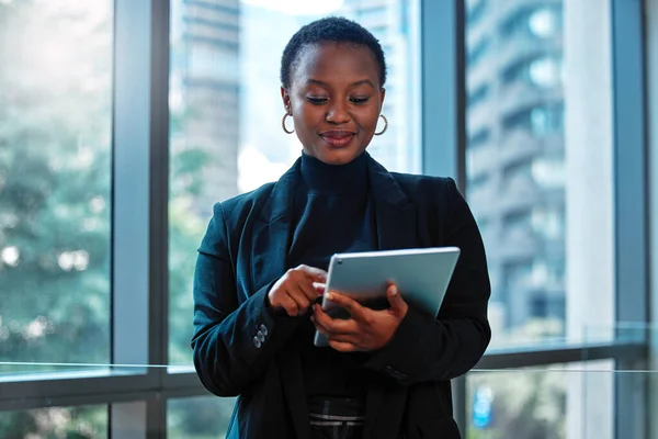 Nieuwe verbindingen maken met een tik van een vinger. Foto van een jonge zakenvrouw met behulp van een digitale tablet op het werk. — Stockfoto