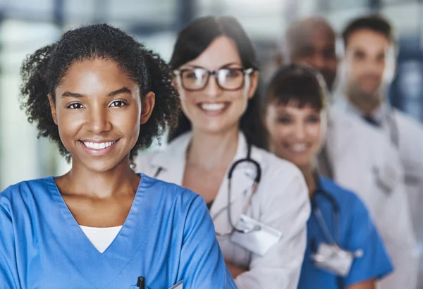 A equipa que salva vidas. Retrato de uma equipe diversificada de médicos que estão juntos em um hospital. — Fotografia de Stock