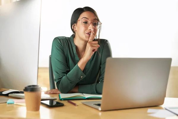 Håll den informationen för dig själv. Skjuten av en ung affärskvinna som använder sin laptop för att vara värd för en videokonferens på jobbet. — Stockfoto