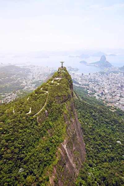 Rios berühmtestes Denkmal Christus der Erlöser. Luftaufnahme von Rio De Janeiro, Brasilien. — Stockfoto