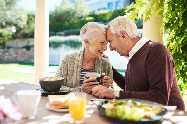 A romantika erőt ad a szerelmünknek. Egy szerető idős párról, akik együtt vacsoráznak a szabadban.. — Stock Fotó