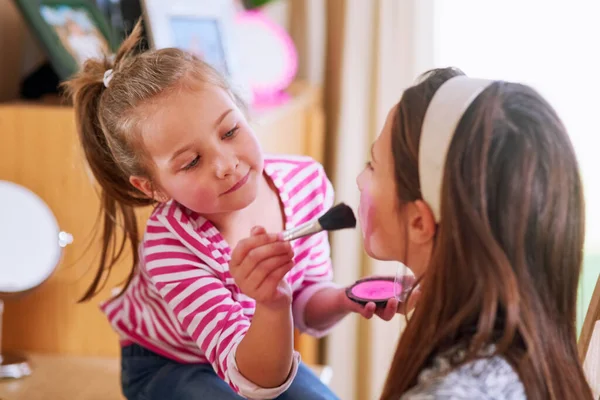 Le ragazze saranno ragazze. Colpo ritagliato di due bambine che giocano con il trucco a casa. — Foto Stock