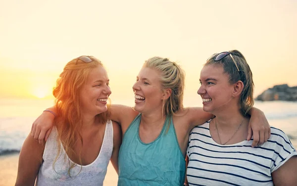 Ik heb mijn beste vriendinnen en strand, wat kan ik nog meer wensen. Shot van jonge vrouwelijke beste vrienden opknoping uit op het strand. — Stockfoto