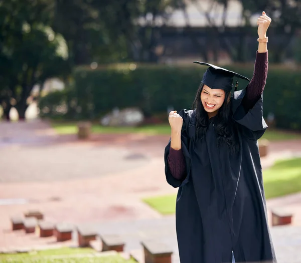 Sólo consigues para lo que trabajas. Recorte de una atractiva joven estudiante celebrando el día de la graduación. — Foto de Stock