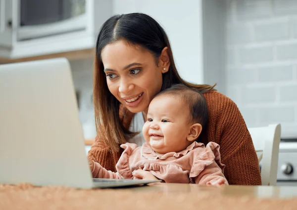 Η καλύτερη εταιρεία για μια εργαζόμενη μητέρα. Τραβηγμένο πλάνο μιας ελκυστικής νεαρής γυναίκας που δουλεύει στο σπίτι με το νεογέννητο μωρό της να κάθεται στο λάπτοπ της.. — Φωτογραφία Αρχείου