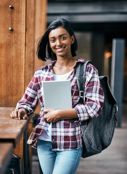 Sono orgoglioso di essere qui e pronto ad imparare. Ritratto di una giovane studentessa che tiene una tavoletta fuori dal campus. — Foto Stock