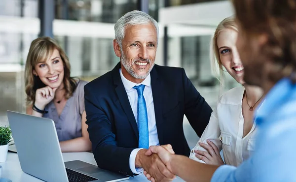 Negociar negocios como un jefe. Disparo de hombres de negocios estrechando la mano durante una reunión en el trabajo. — Foto de Stock