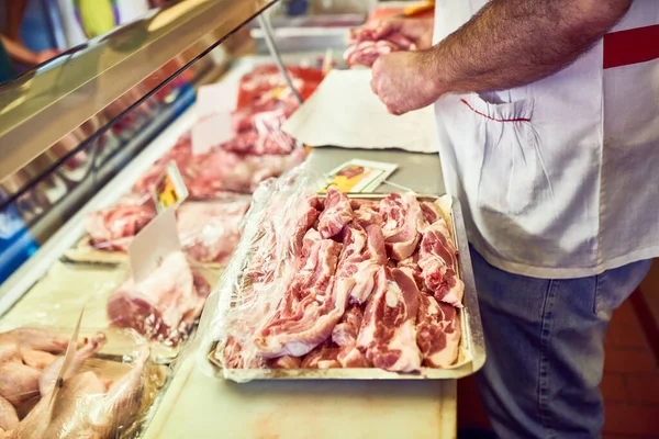 Embalado a la perfección. Un disparo de un carnicero en su tienda. — Foto de Stock