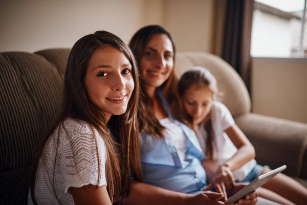 Užívali jsme si online čas. Oříznutý portrét atraktivní matky sledující filmy na tabletu se svými dvěma dcerami doma. — Stock fotografie