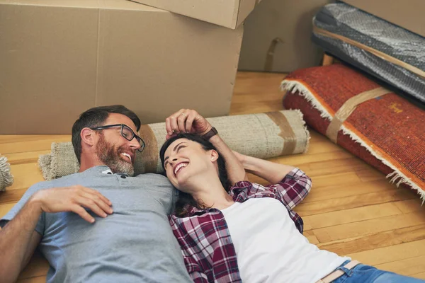 Megcsináltuk, szerelmem. Egy boldog párról, akik együtt pihennek otthonukban a költözés napján.. — Stock Fotó