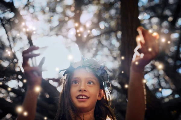 Ils sont si réels mais si magiques. Tourné d'une petite fille attrapant des lucioles dans un bocal à l'extérieur. — Photo