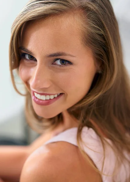 Taking a day to treat herself - Beauty treatment. A beautiful young woman spending the day getting her hair and makeup done. — Stock Photo, Image