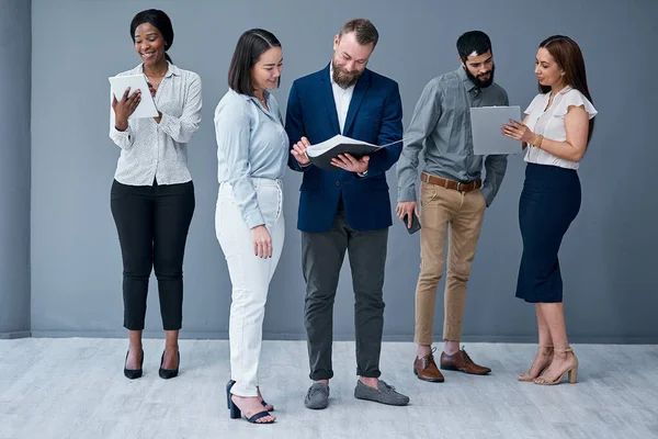 Costruire relazioni collaborative e una cultura del lavoro cooperativa. Foto di un gruppo di imprenditori che lavorano su uno sfondo grigio. — Foto Stock