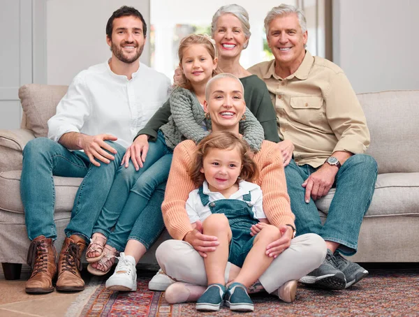 S rodinou záříš jinak. Portrét šťastného rodinného sblížení na pohovce doma. — Stock fotografie