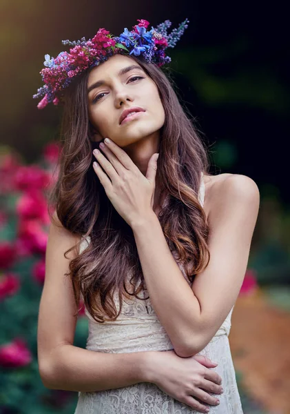 Omfamna din kvinnlighet och känn din kraft. Porträtt av en vacker ung kvinna som bär blomkrans utomhus. — Stockfoto