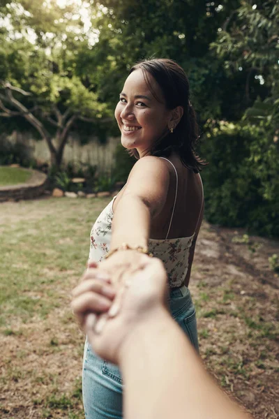 Nuestro amor es una aventura. Fotografía de una atractiva joven mujer sosteniendo su mano novios y liderando el camino mientras que en una cita al aire libre. — Foto de Stock