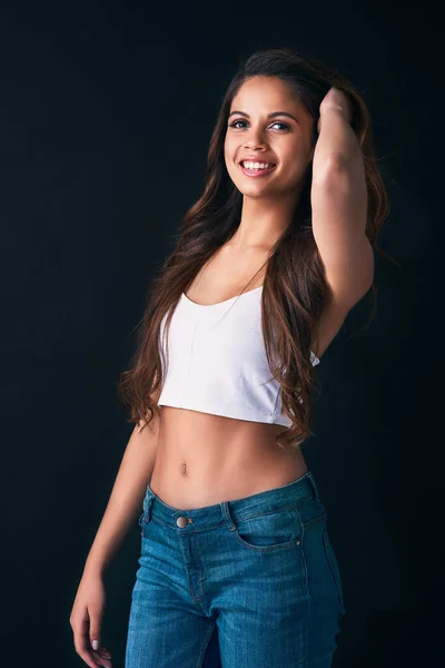 No puedo evitar sentirme absolutamente hermosa. Retrato de estudio de una joven atractiva posando sobre un fondo oscuro. — Foto de Stock