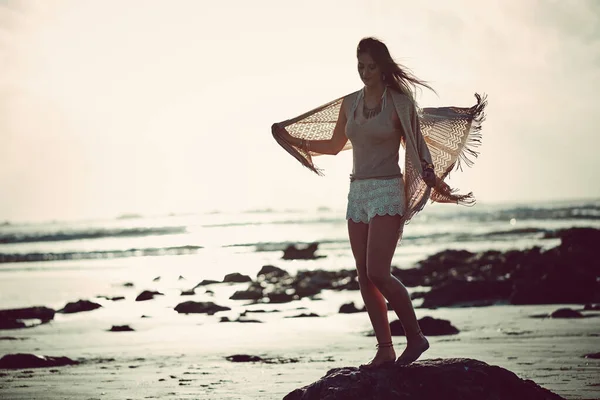 Sentindo-se livre junto ao mar. Tiro de uma jovem mulher atraente passar um dia na praia. — Fotografia de Stock