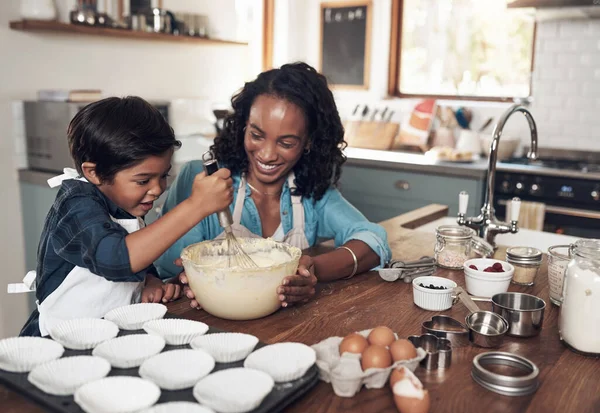活的爱。烘焙。拍到一个女人和她的小儿子在家里烘烤. — 图库照片