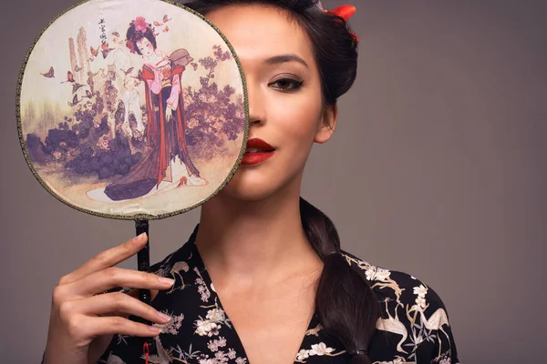 Sana Asyalı tarafını gösteriyor. Geleneksel Asya kıyafetleri giymiş çekici bir genç kadının stüdyo fotoğrafı.. — Stok fotoğraf