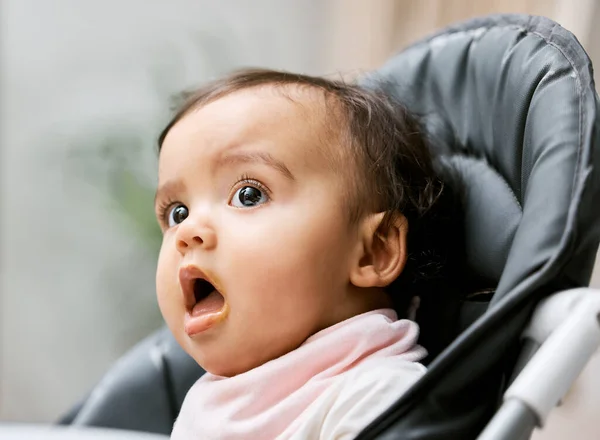 Mag ik nog wat, alsjeblieft. Shot van een schattige baby meisje zitten in haar voedende stoel. — Stockfoto