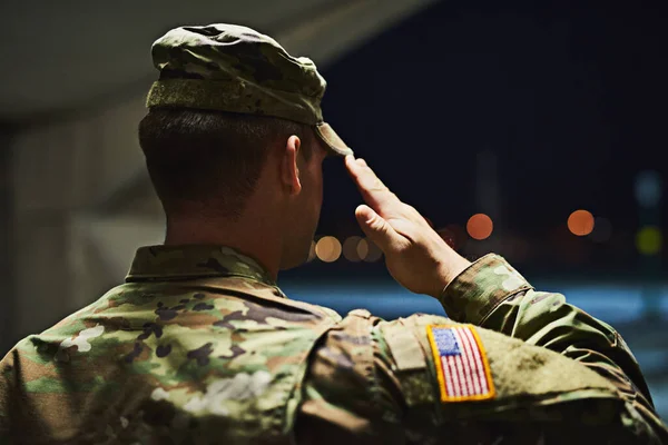 忠誠心は彼の国を愛する兵士です。陸軍士官学校に立っている若い兵士のレビューショットと敬礼. — ストック写真