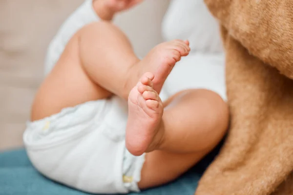 Barn kommer att få dig att tro på kärlek en t första anblicken. Närbild skott av en babys fötter. — Stockfoto