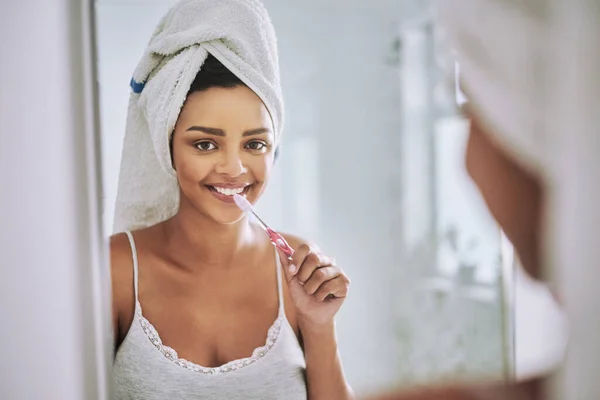 Çok temiz ve zinde hissediyorum. Banyoda dişlerini fırçalayan çekici genç bir kadının portresi.. — Stok fotoğraf