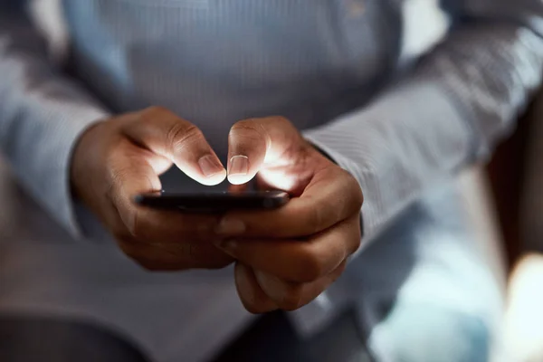 Para te manteres informado, tens de ficar ligado. Sot cortado de uma empresária irreconhecível usando um smartphone. — Fotografia de Stock