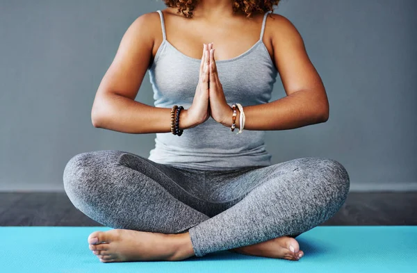 Můžu ti pomoct najít vnitřní klid. Vystřižený záběr mladé ženy praktikující jógu sama. — Stock fotografie