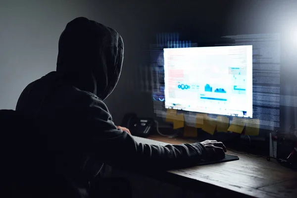 Descifrando el código. Imagen retrospectiva de un joven programador trabajando en su computadora tarde en la noche. — Foto de Stock