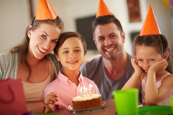 We houden van verjaardagen. Gekropte foto van een familie die thuis een verjaardag viert. — Stockfoto