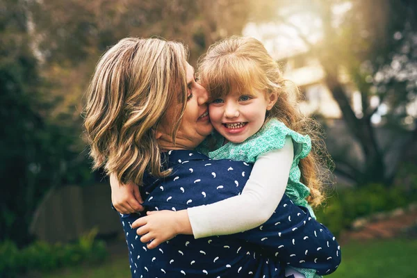 A szerelmünk megtörhetetlen. Egy anya és a lánya összebarátkoztak odakint.. — Stock Fotó
