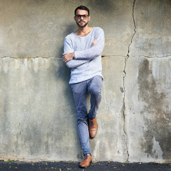 Su estilo de juego es fuerte. Fotografía de un joven guapo posando contra una pared urbana. —  Fotos de Stock