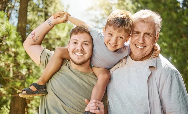 Los chicos viajan. Retrato recortado de un joven guapo acampando en el bosque con su padre y su hijo. — Foto de Stock