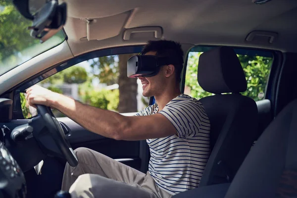 Bu yeni teknolojiyi test sürüşü için kullanalım. Sanal gerçeklik kulaklığı takan mutlu bir gencin araba kullanması.. — Stok fotoğraf