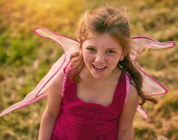 Cantik seperti gambar merah muda. Potret seorang gadis kecil yang lucu melihat ke kamera saat bermain di taman. — Stok Foto
