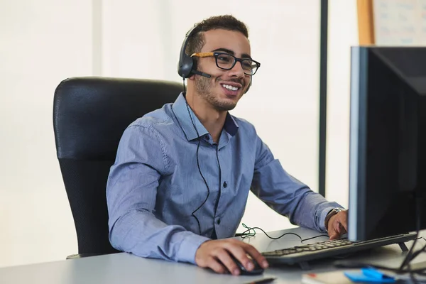 Przyjrzę się tej sprawie z mojej strony. Strzał młodego agenta call center pracującego w biurze. — Zdjęcie stockowe