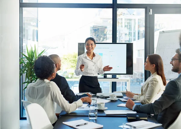 Lagarbete handlar om att uppnå storhet tillsammans. Beskuren bild av en grupp affärskollegor som möts i styrelserummet. — Stockfoto
