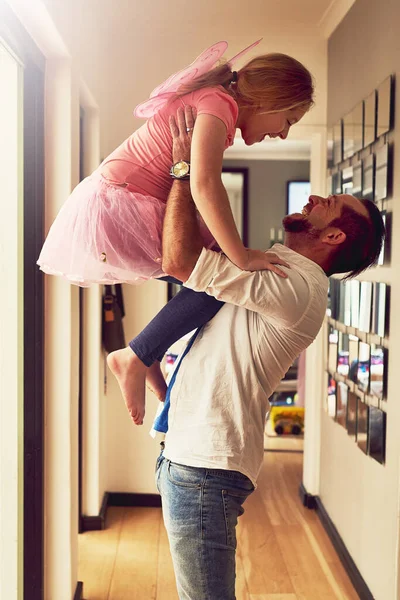 Vždycky budeš na vrcholu mého světa. Vystřižený záběr otce trávit kvalitní čas se svou dcerou doma. — Stock fotografie