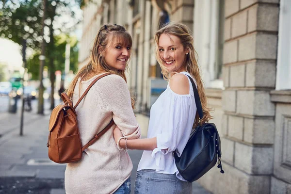 도시 전체를 탐사 할 수있을 거야. 외국 도시를 탐험하고 있는 매력적 인 젊은 여자 친구 두 사람의 사진. — 스톡 사진