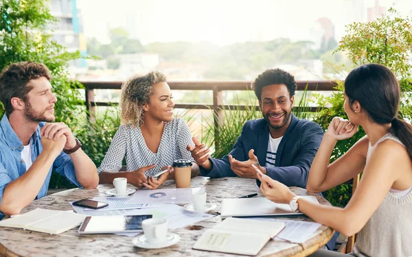 Alle ihre Pläne herausfinden. Aufnahme einer Gruppe von Geschäftsleuten bei einem Treffen im Freien. — Stockfoto