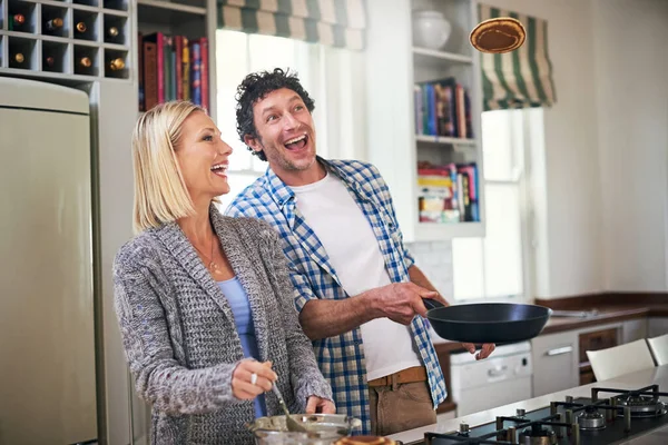 Segunda-feira azul, desaparece. Tiro de um casal feliz fazendo café da manhã juntos em casa. — Fotografia de Stock