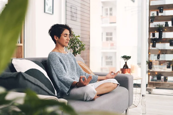 Zen hayatını ben seçmedim, o beni seçti. Çekici bir genç kadının evdeki oturma odasındaki kanepede oturup meditasyon yaptığı uzun bir çekim.. — Stok fotoğraf