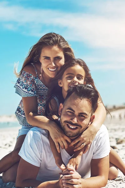 Com a família é onde eu quero estar. Retrato recortado de uma jovem família feliz desfrutando de seu dia na praia. — Fotografia de Stock