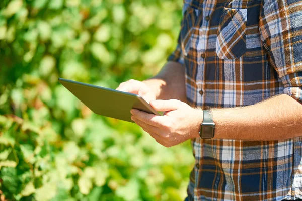 数字革命正在改变农业的面貌。农民在巡视时使用数字平板电脑截图. — 图库照片
